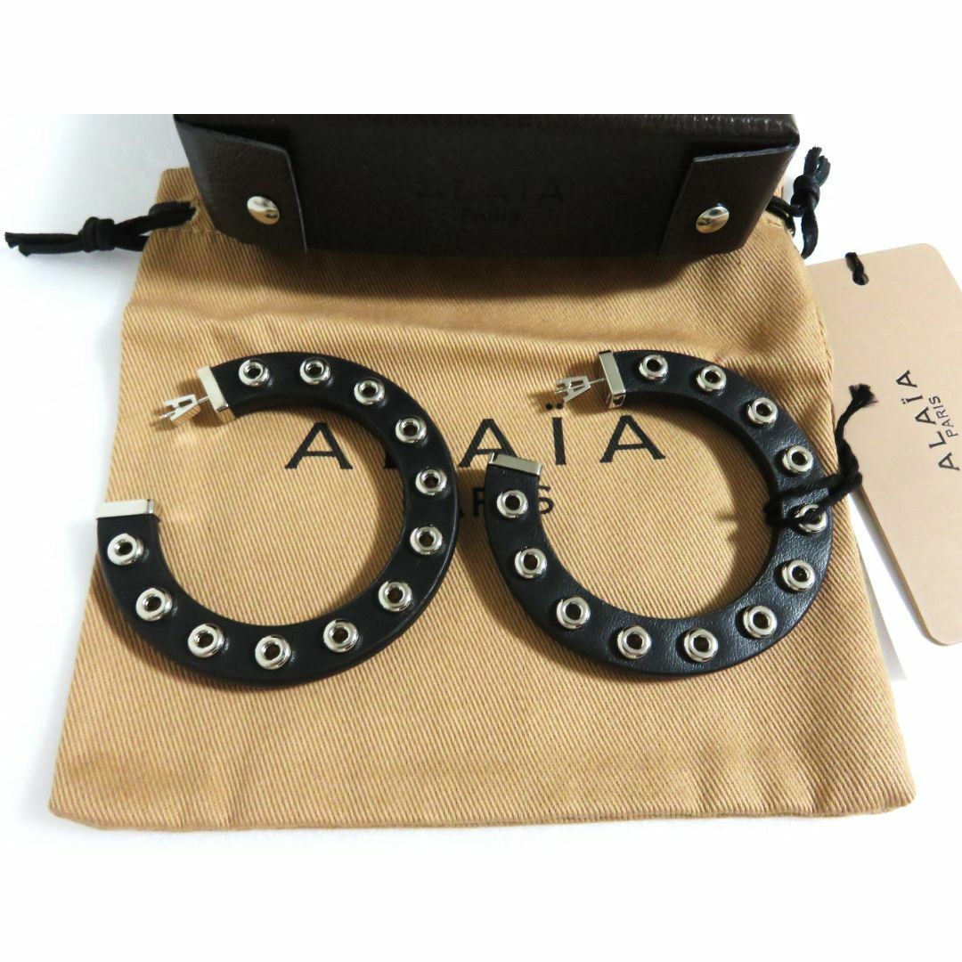 定価8.1万 新品 ALAIA レザー アイレット フープ ピアス ブラック レディースのアクセサリー(ピアス)の商品写真