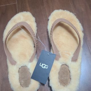 UGG - 新品未使用　UGG アグ フラッフィームートンサンダル　ビーサン