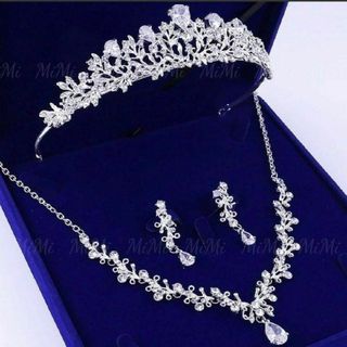 3点セット?イヤリング/ピアス・ネックレス・ティアラ結婚式ブライダルウェディング