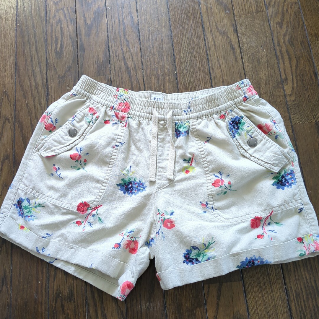 GAP Kids(ギャップキッズ)のGAP KIDS 花柄ショートパンツ 160 キッズ/ベビー/マタニティのキッズ服女の子用(90cm~)(パンツ/スパッツ)の商品写真