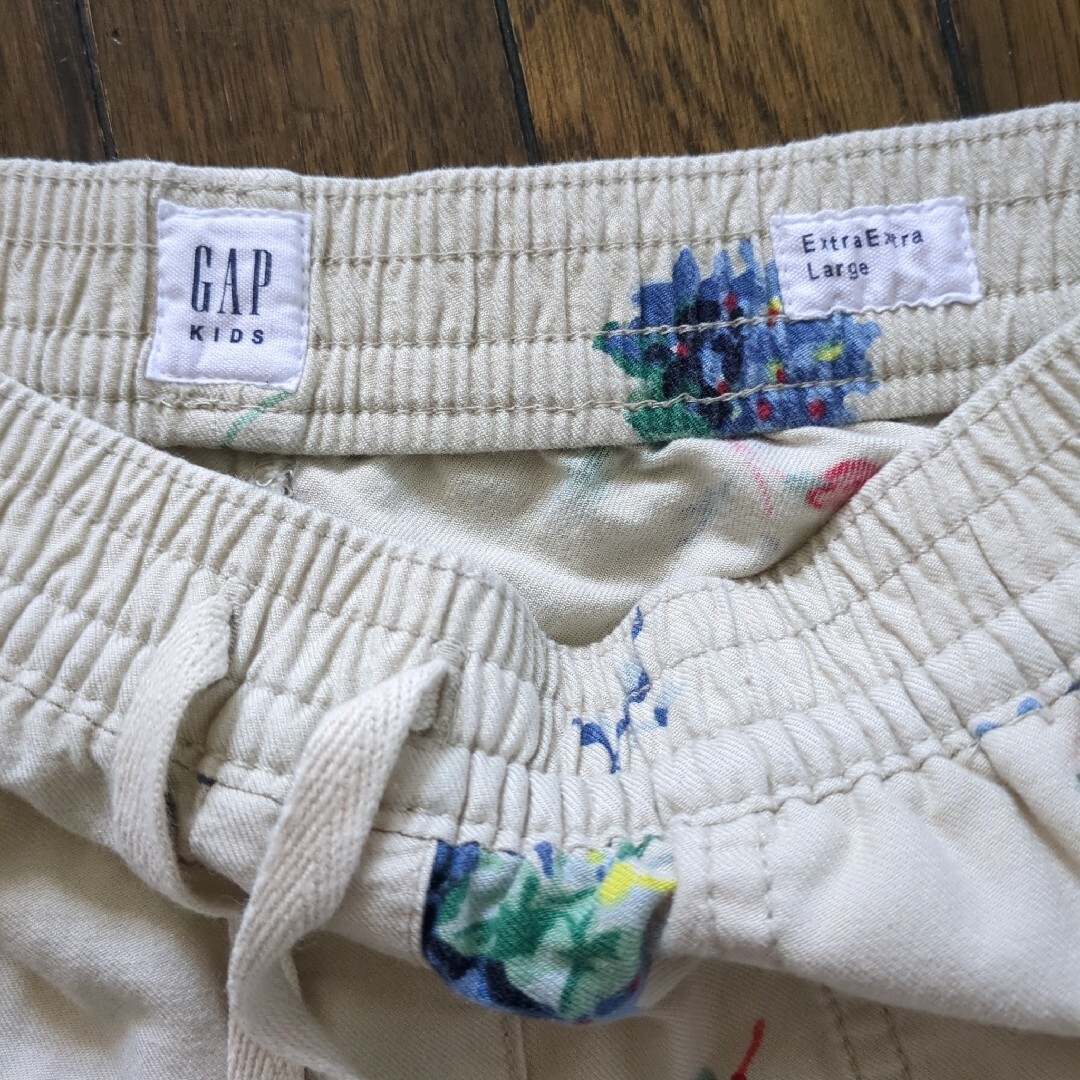 GAP Kids(ギャップキッズ)のGAP KIDS 花柄ショートパンツ 160 キッズ/ベビー/マタニティのキッズ服女の子用(90cm~)(パンツ/スパッツ)の商品写真
