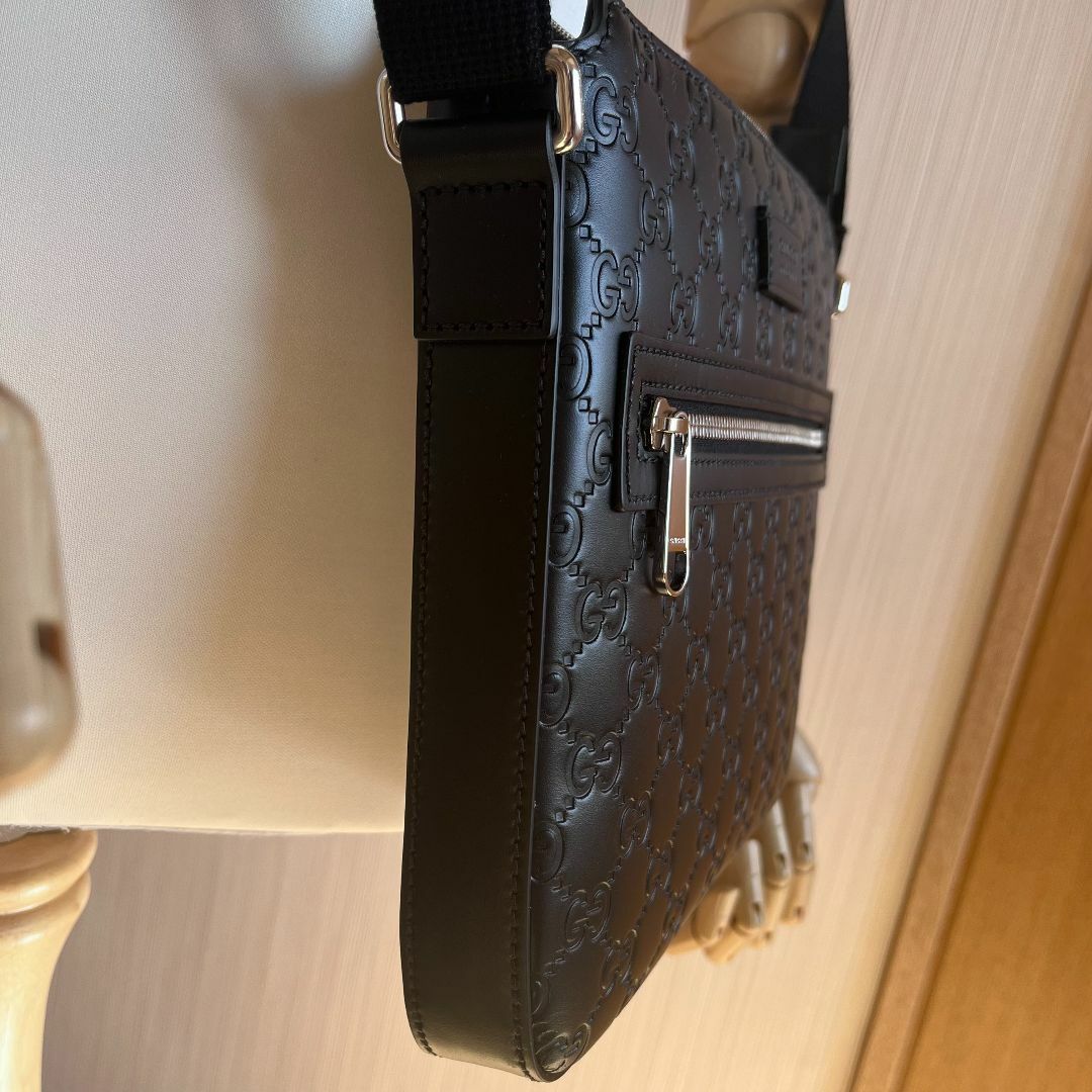 GUCCI(グッチ)のグッチ GGエンボスレザー ショルダーバッグ 斜め掛け 黒779865 レディースのバッグ(ショルダーバッグ)の商品写真