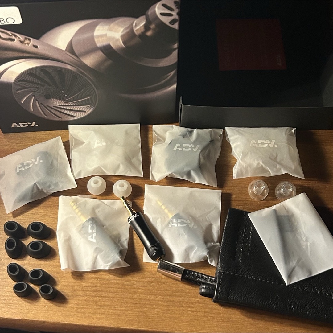 ADV. Turbo ハイレゾイヤホン スマホ/家電/カメラのオーディオ機器(ヘッドフォン/イヤフォン)の商品写真