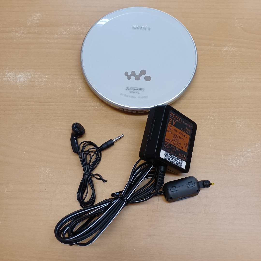 SONY(ソニー)のSONY CDウォークマン シルバー D-NE730(S) スマホ/家電/カメラのオーディオ機器(ポータブルプレーヤー)の商品写真