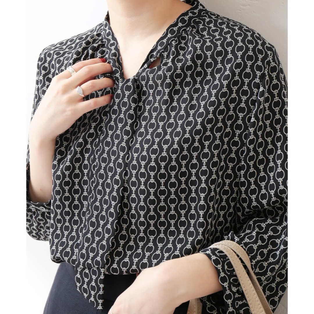 La TOTALITE(ラトータリテ)の【美品】La Totalite バックサテンチェーンプリントブラウス　ボウタイ レディースのトップス(シャツ/ブラウス(長袖/七分))の商品写真