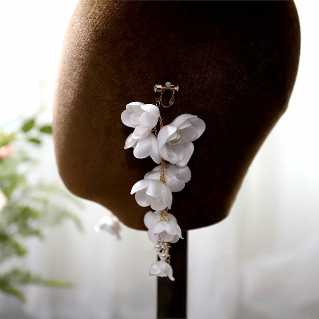 大ぶりお花白フラワーロングイヤリングブライダル結婚式ウェディングアクセサリーd レディースのアクセサリー(イヤリング)の商品写真