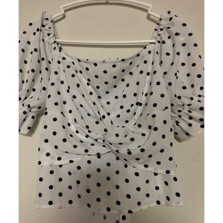 アナップ(ANAP)のANAP ドット柄　リボン　トップス(シャツ/ブラウス(半袖/袖なし))