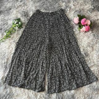 グローブ(grove)の美品！【grove】小花柄プリーツガウチョパンツ 【L】ブラック リラックス(カジュアルパンツ)