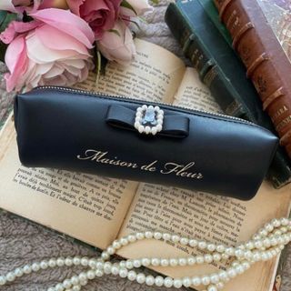 グレイル(GRL)のMaison de FLEUR パールビジュー合皮リボンペンケース　ブラック　黒(ポーチ)