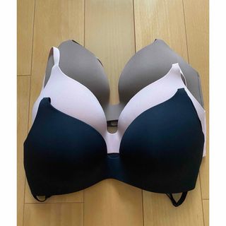ユニクロ(UNIQLO)のユニクロ　ワイヤレスブラ3枚セット　新品未使用　タグなし(ブラ)