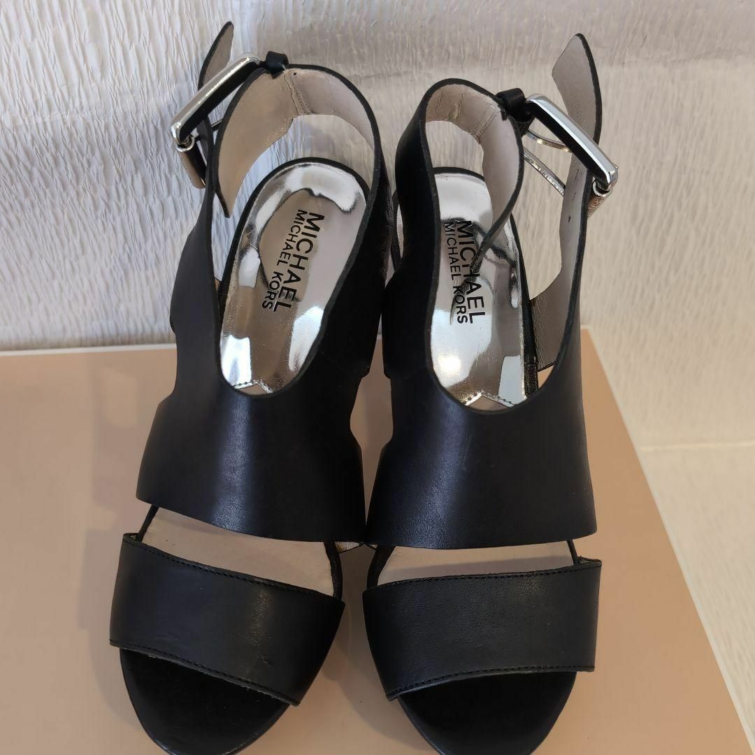 MICHAEL KORS(マイケルコース)のマイケルコース　黒　デザインカットサンダル　23.5cm　ブラックレザー レディースの靴/シューズ(サンダル)の商品写真