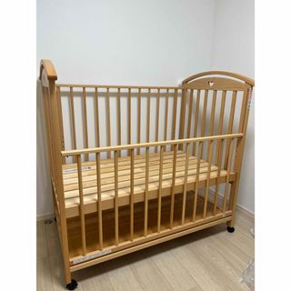 ミキハウス(mikihouse)の豊田にて直接お渡し【定価4万円超】国産ひのき　日本製ベビーベッド　美品　寝具付き(ベビーベッド)