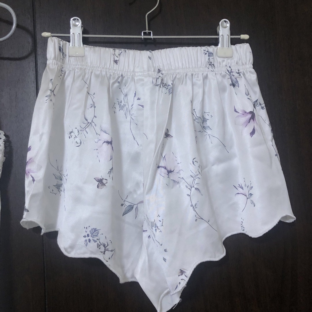 SHEIN(シーイン)の新品未着用 パジャマセット ルームウェア フラワー柄 サテン レディースのルームウェア/パジャマ(ルームウェア)の商品写真