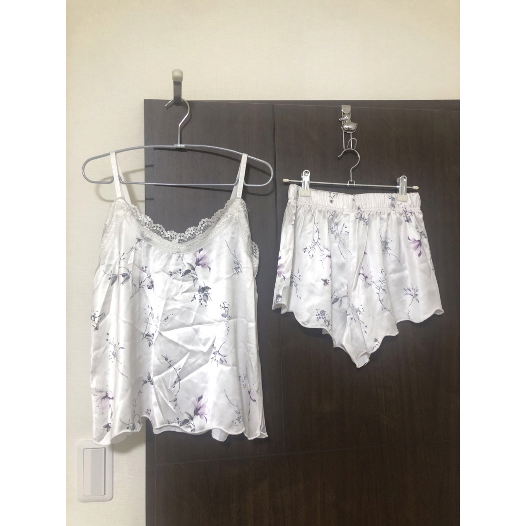 SHEIN(シーイン)の新品未着用 パジャマセット ルームウェア フラワー柄 サテン レディースのルームウェア/パジャマ(ルームウェア)の商品写真