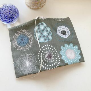 【文庫本用】フラワーサークル　カーキ色　ブックカバー ハンドメイド(ブックカバー)