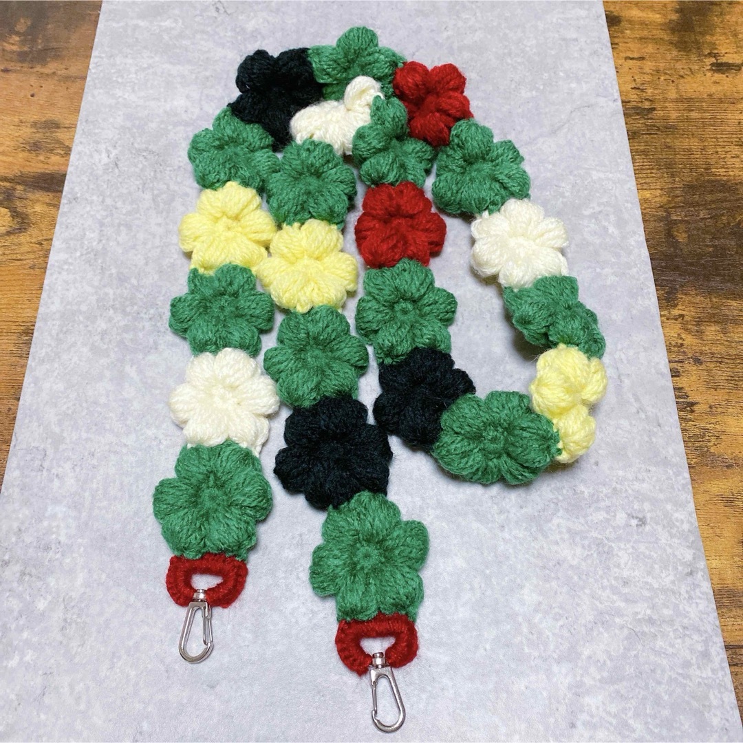 スマホショルダー 花 毛糸 緑 黒 赤 ネックストラップ  ハンドメイド  ハンドメイドのアクセサリー(キーホルダー/ストラップ)の商品写真