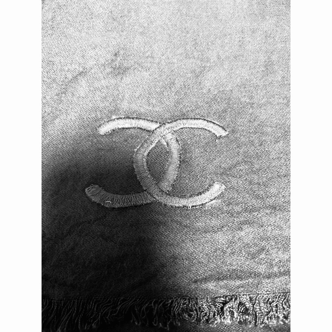 CHANEL(シャネル)の最終お値下げです‼️CHANEL シルク100% 大判ストール エンタメ/ホビーのコレクション(ノベルティグッズ)の商品写真