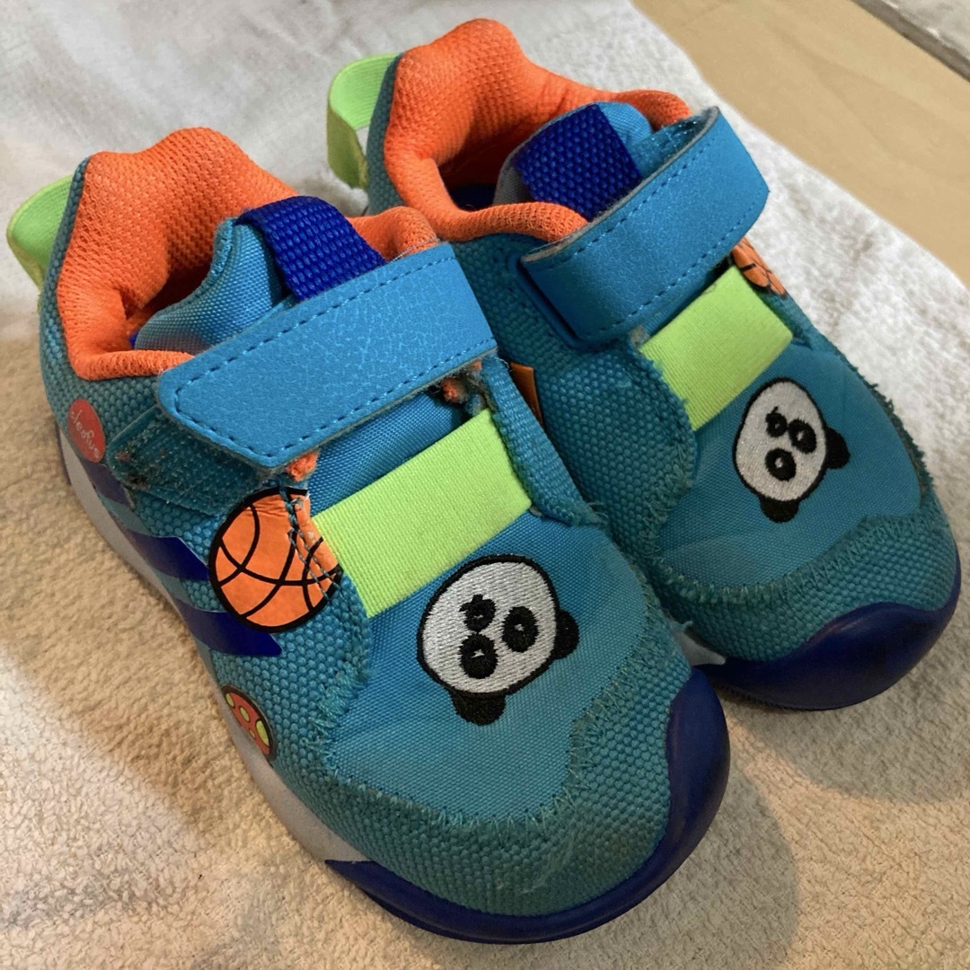 adidas(アディダス)のadidas ベビーシューズ 青 パンダ デザイン　キッズ キッズ/ベビー/マタニティのベビー靴/シューズ(~14cm)(スニーカー)の商品写真