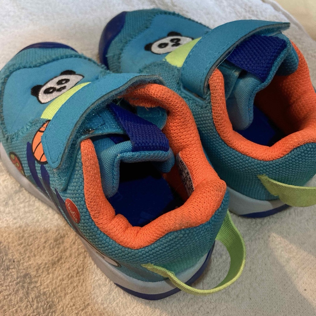 adidas(アディダス)のadidas ベビーシューズ 青 パンダ デザイン　キッズ キッズ/ベビー/マタニティのベビー靴/シューズ(~14cm)(スニーカー)の商品写真