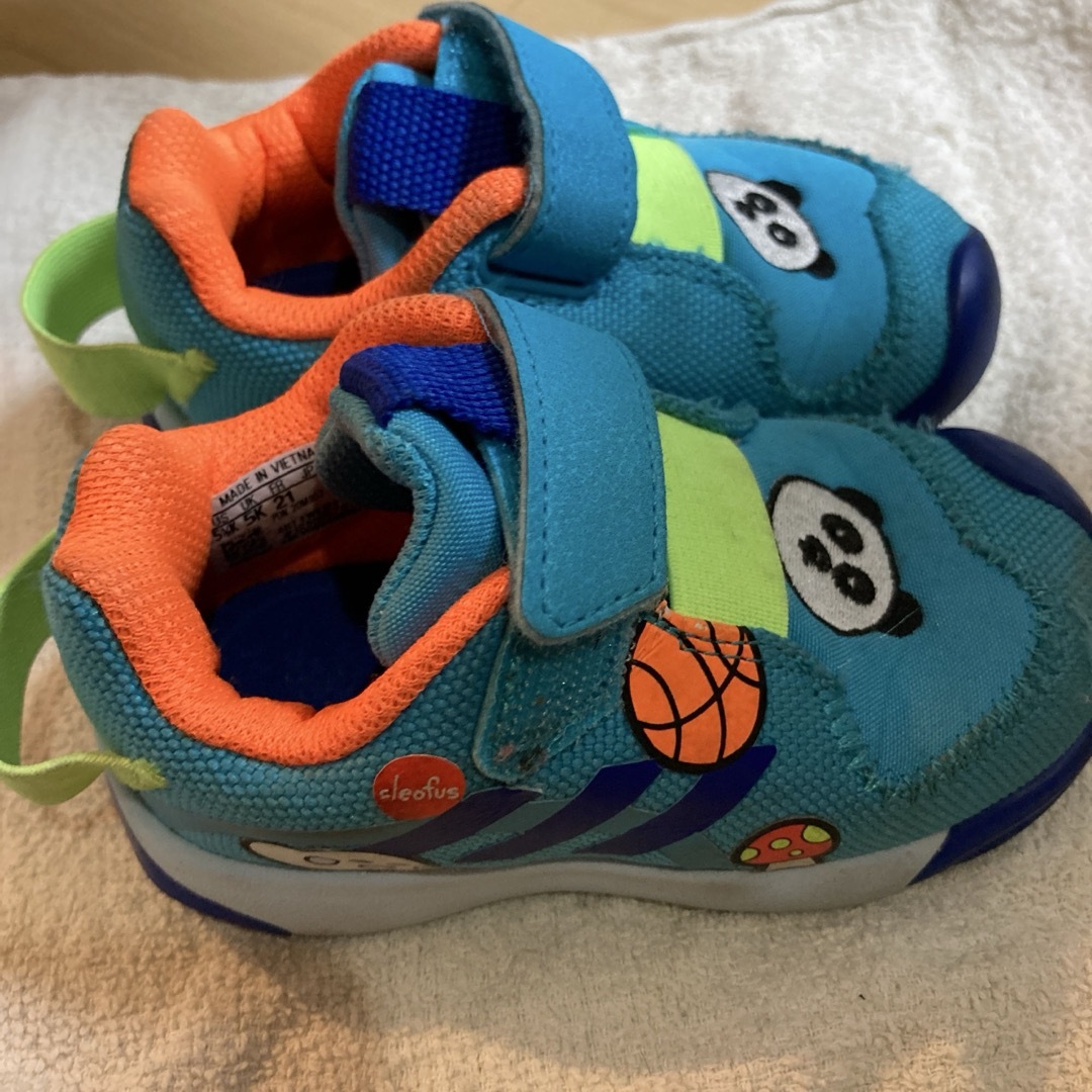 adidas(アディダス)のadidas ベビーシューズ 青 パンダ デザイン　キッズ キッズ/ベビー/マタニティのベビー靴/シューズ(~14cm)(スニーカー)の商品写真