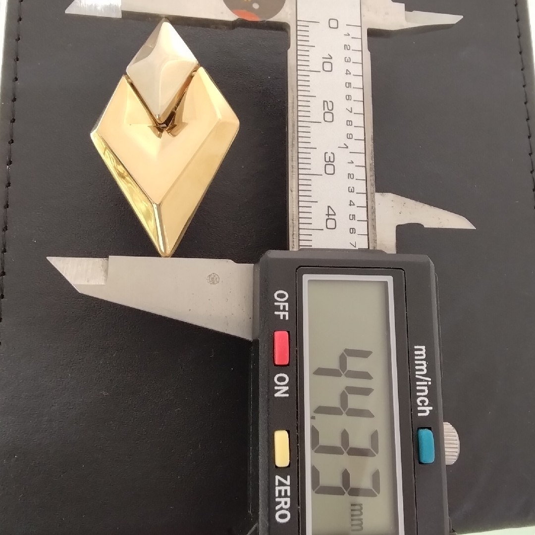 UNOAERRE✨K18 YG ・ WG✨大きめピアス✨中空商品✨存在感バッチリ レディースのアクセサリー(ピアス)の商品写真