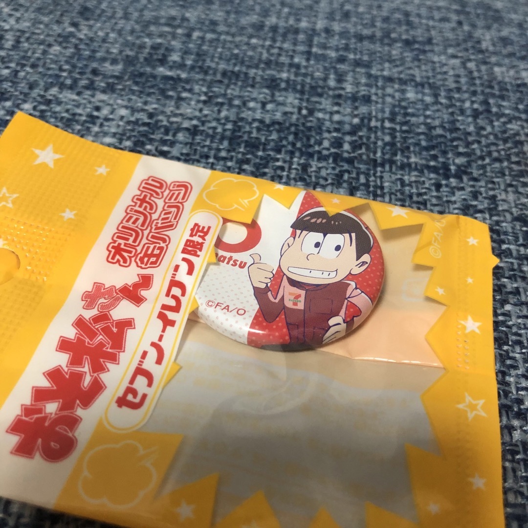 おそ松さん　セブンイレブン限定　缶バッジ エンタメ/ホビーのアニメグッズ(バッジ/ピンバッジ)の商品写真