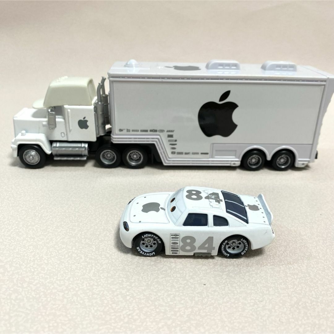 カーズ ミニカー アップル ホワイト カー + トレーラー セット エンタメ/ホビーのおもちゃ/ぬいぐるみ(ミニカー)の商品写真
