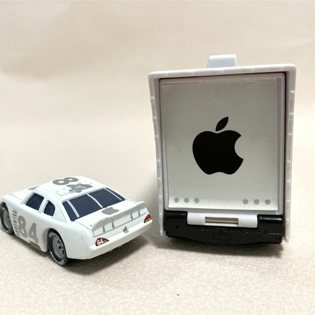 カーズ ミニカー アップル ホワイト カー + トレーラー セット エンタメ/ホビーのおもちゃ/ぬいぐるみ(ミニカー)の商品写真