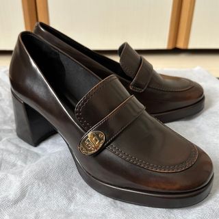 CHARLES & KEITH メタリックアクセント ローファーパンプス
