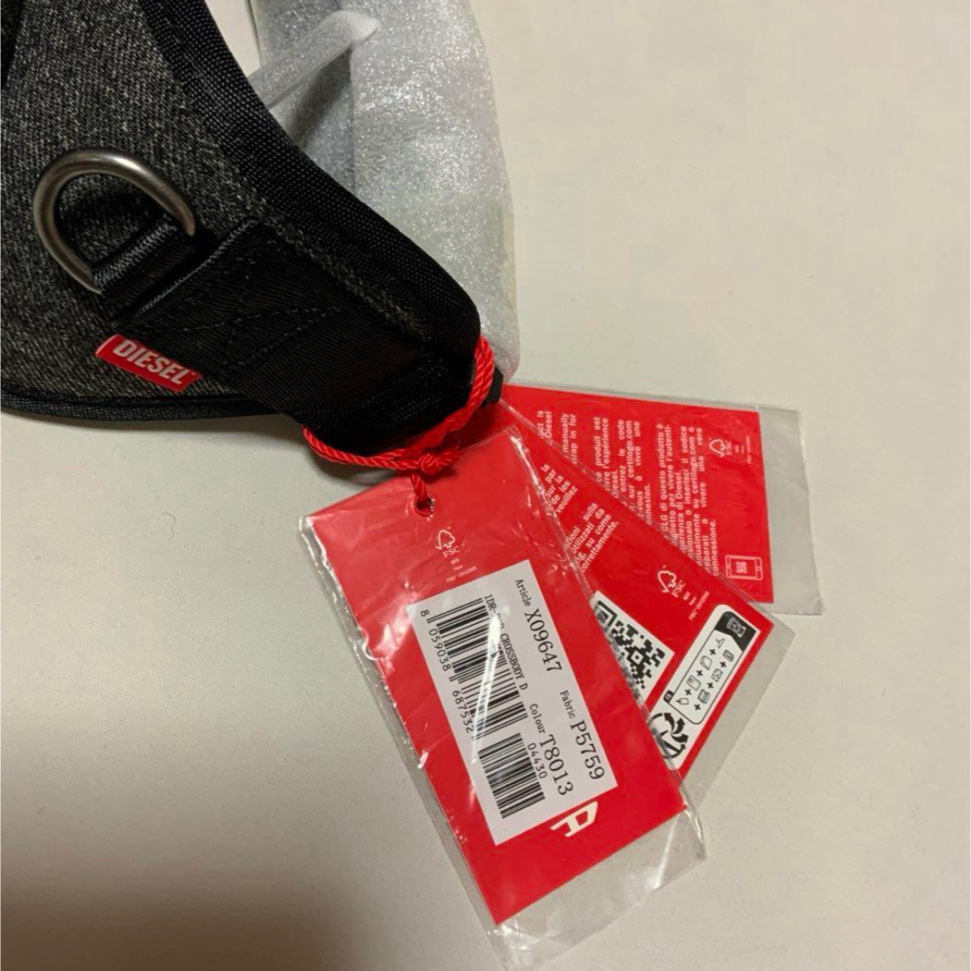 DIESEL(ディーゼル)の洗練されたデザイン　DIESEL 1dr-Pod Crossbody D メンズのバッグ(ボディーバッグ)の商品写真