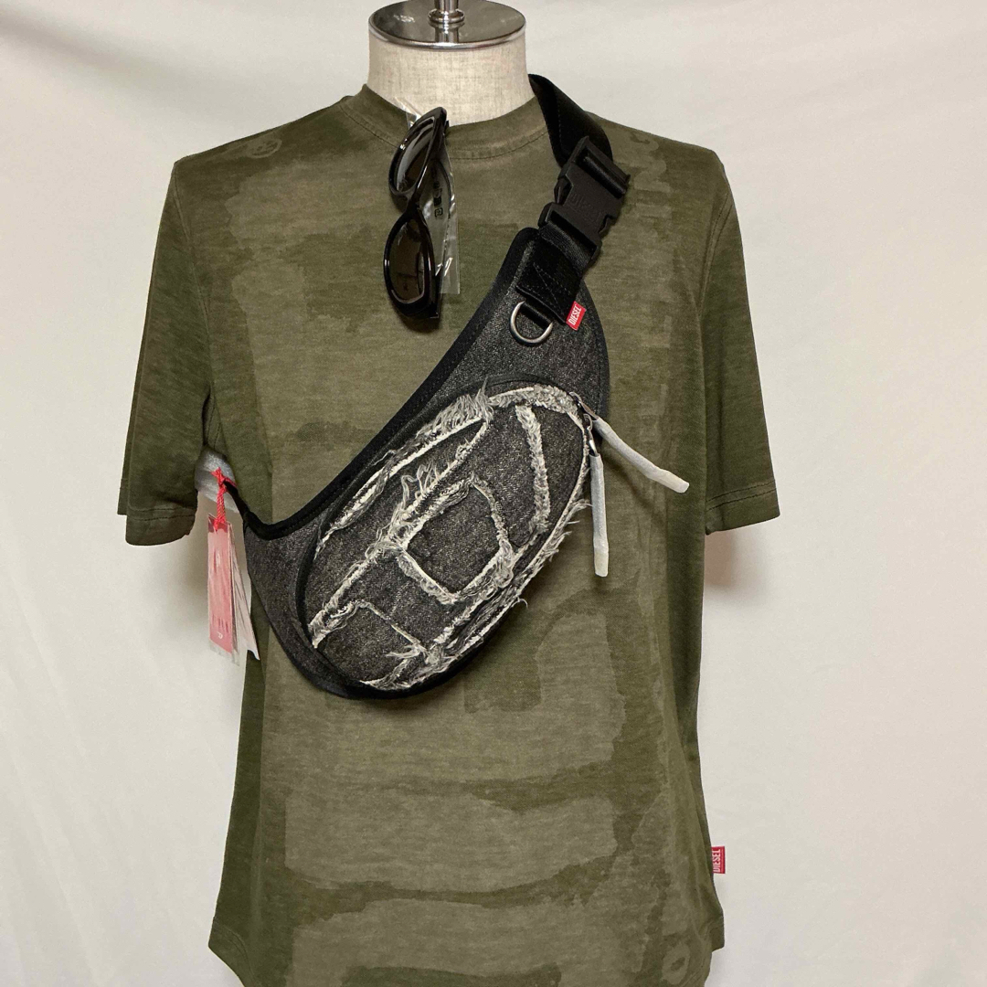 DIESEL(ディーゼル)の洗練されたデザイン　DIESEL 1dr-Pod Crossbody D メンズのバッグ(ボディーバッグ)の商品写真