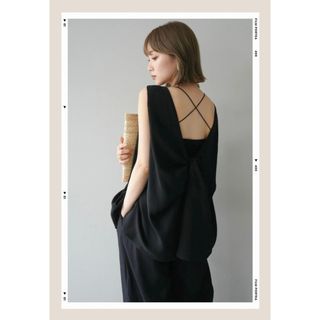 シボ加工バックツイストブラウス　デザイン　frene lumier(シャツ/ブラウス(半袖/袖なし))