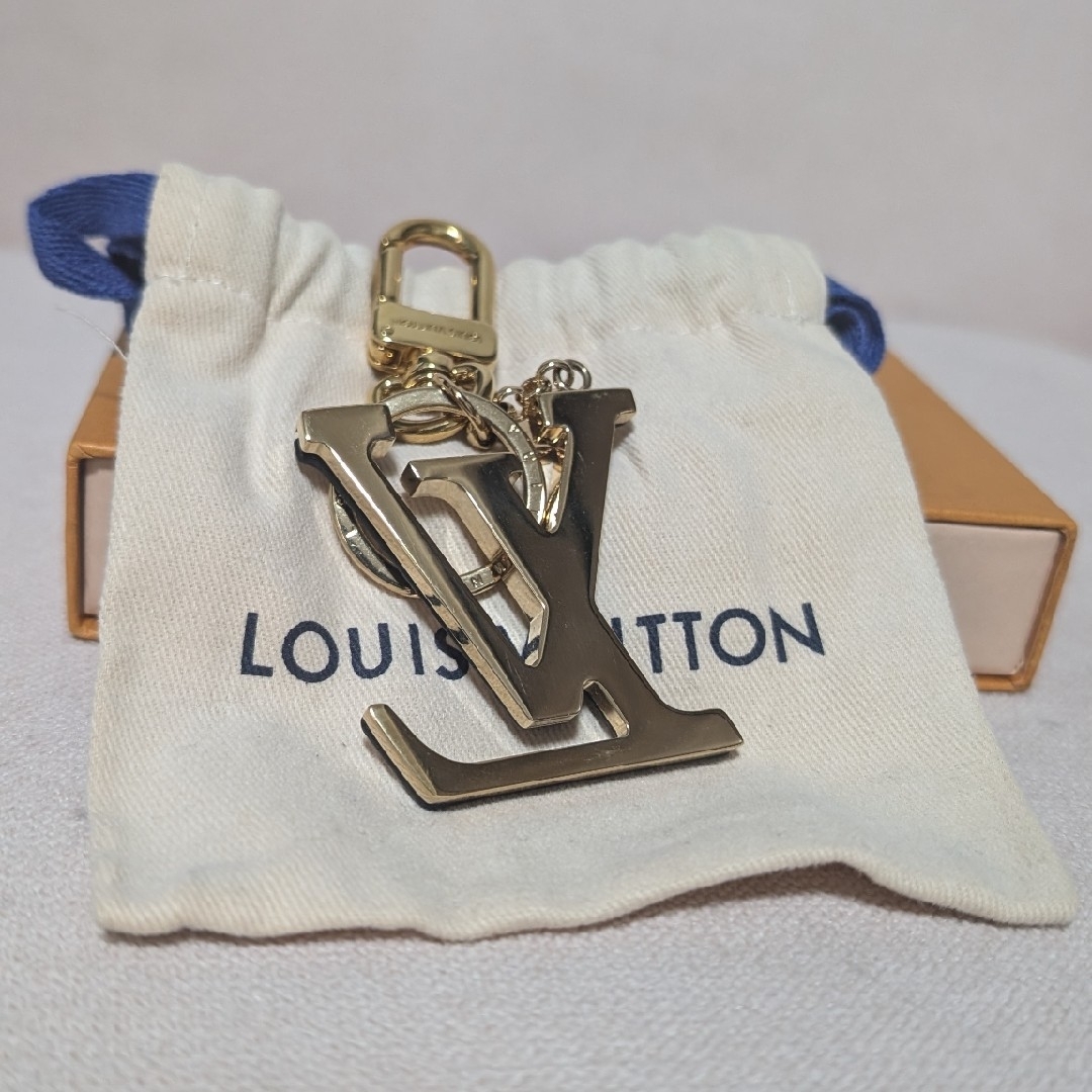 LOUIS VUITTON(ルイヴィトン)のルイヴィトン M63080 ポルトクレ LV カプシーヌ チャーム レディースのファッション小物(キーホルダー)の商品写真
