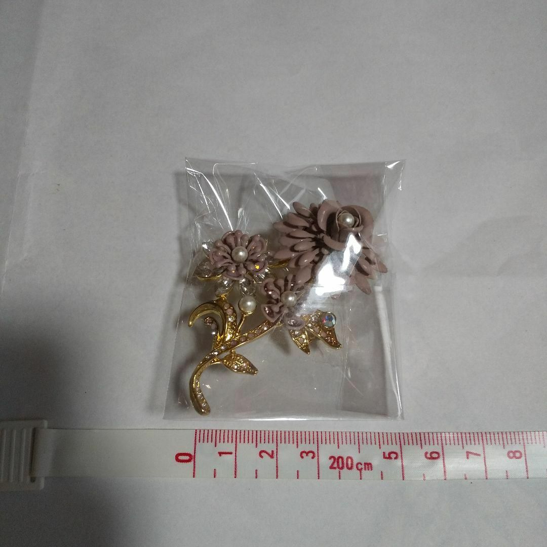 花モチーフ ブローチ 薄紫 レディースのアクセサリー(ブローチ/コサージュ)の商品写真