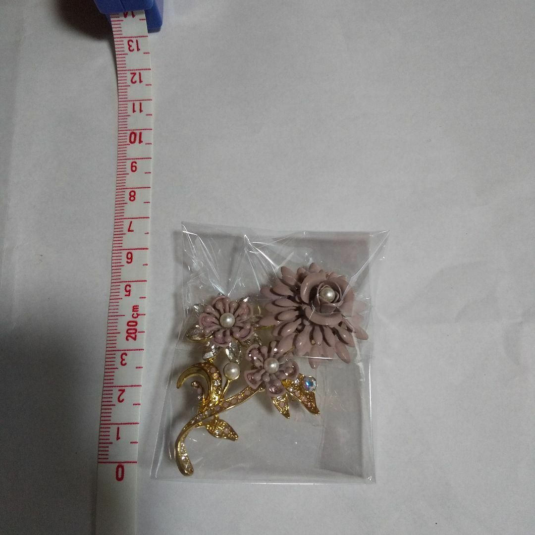 花モチーフ ブローチ 薄紫 レディースのアクセサリー(ブローチ/コサージュ)の商品写真