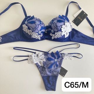 ワコール(Wacoal)のサルート　プラダを着た悪魔　C65/M　KO　96　リボンブラ　ソング　タンガ(ブラ&ショーツセット)