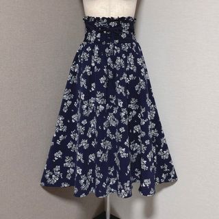 マジェスティックレゴン(MAJESTIC LEGON)のマジェスティックレゴン 花柄 ウエスト レースアップ スカート ネイビー(ロングスカート)