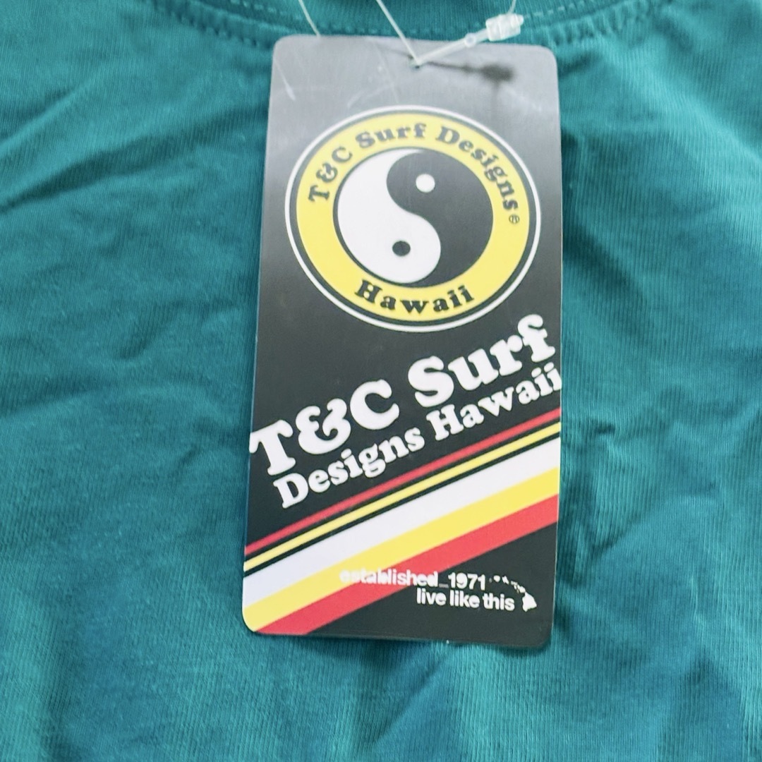 Town & Country(タウンアンドカントリー)の新品タグ付き　T&C Surf Designs 半袖Tシャツ　グリーンバッグロゴ メンズのトップス(Tシャツ/カットソー(半袖/袖なし))の商品写真