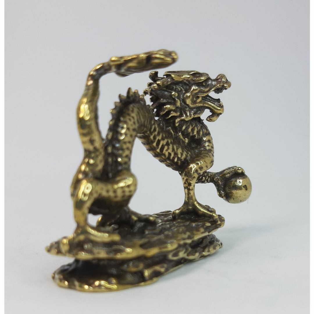 宝珠を掴む龍　置物　真鍮　ドラゴン　縁起　風水　金運　成功　繁栄 エンタメ/ホビーの美術品/アンティーク(金属工芸)の商品写真