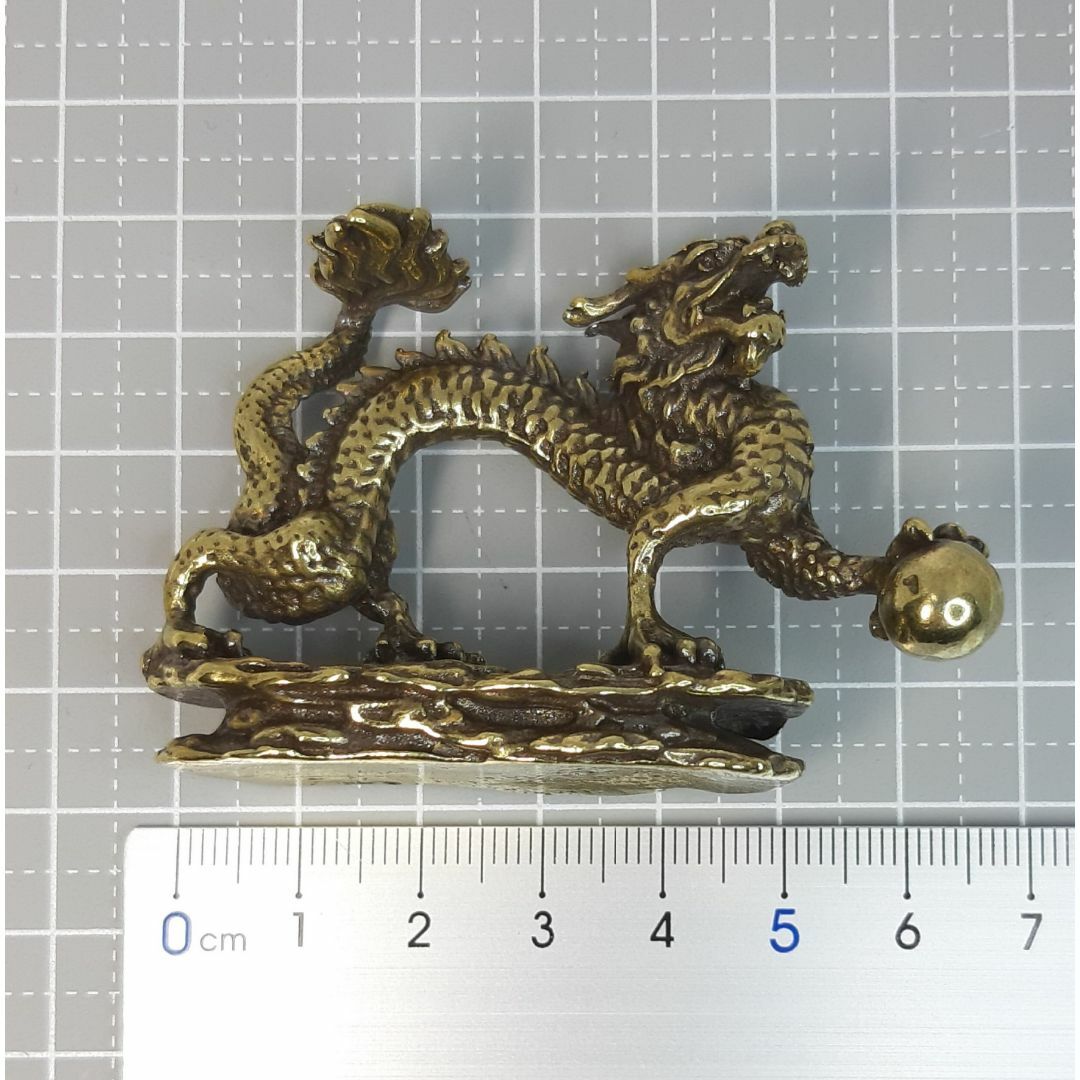 宝珠を掴む龍　置物　真鍮　ドラゴン　縁起　風水　金運　成功　繁栄 エンタメ/ホビーの美術品/アンティーク(金属工芸)の商品写真