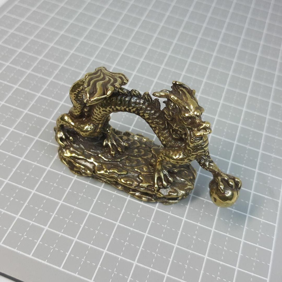宝珠を掴む龍　置物　真鍮　ドラゴン　縁起　風水　金運　成功　繁栄 エンタメ/ホビーの美術品/アンティーク(金属工芸)の商品写真