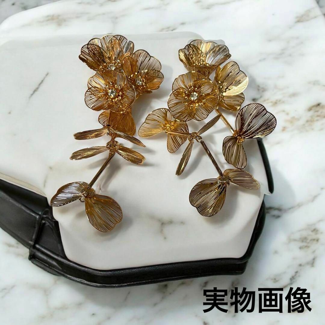 フラワーピアス　ゴールド　 パーティー　ブライダル　アクセサリー　エレガント レディースのアクセサリー(ピアス)の商品写真