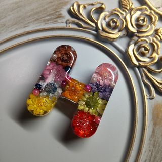 【ハンドメイド/値下げ不可】イニシャルチャーム　完成品　【Ｈ】※ラメ入り