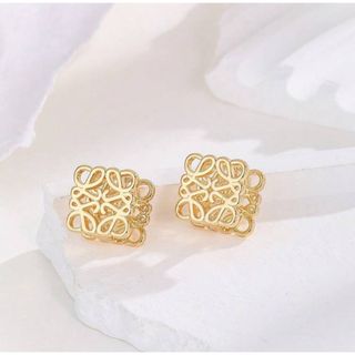 ゴールド ピアス ロエべ お好きな方に(ピアス)