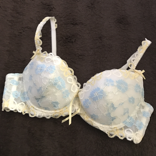 ピーチジョン(PEACH JOHN)の【新品】☆２８ ピーチジョン ブラジャー 34C ホワイト レース タグ付き(ブラ)