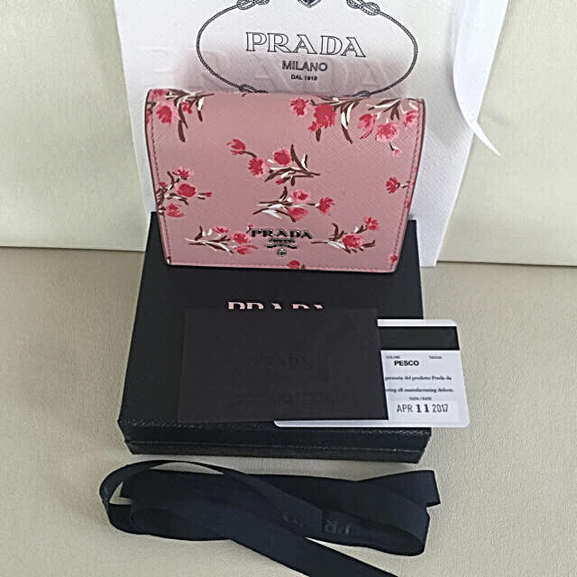 PRADA(プラダ)のプラダ新品2017新作完売品サファイアノピンクブーケ財布 レディースのファッション小物(財布)の商品写真