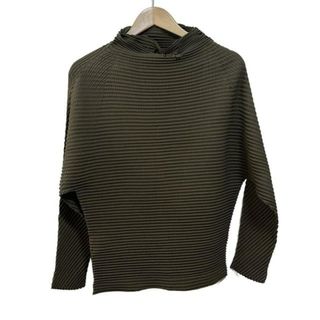 ISSEY MIYAKE FETE(イッセイミヤケフェット) 長袖カットソー サイズ2 M レディース - グレーベージュ ハイネック/プリーツ/ドルマンスリーブ(カットソー(長袖/七分))