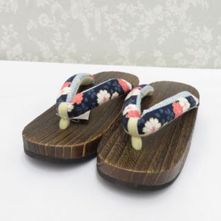 下駄 浴衣用 桐下駄 24.5cm 桜柄鼻緒 紺×水色 茶色系台 レディース カジュアル 女性用履物 夏用 新品(下駄/草履)