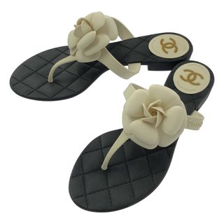 シャネル(CHANEL)の【美品】  CHANEL / シャネル | カメリア ラバー フラットサンダル | 38 | ブラック/アイボリー | レディース(サンダル)