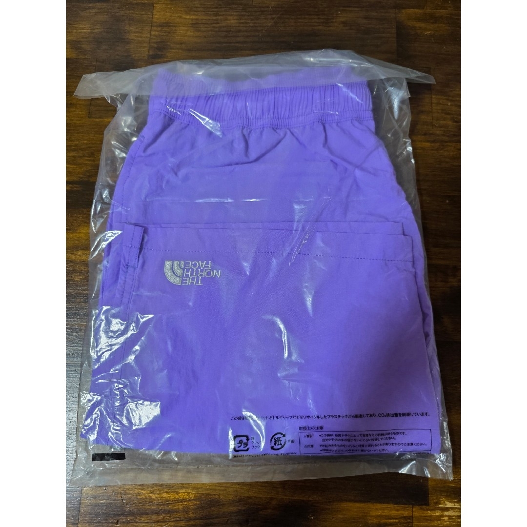 THE NORTH FACE(ザノースフェイス)の新品　Lサイズ　紫　ノースフェイス バーサタイルミッド NB42331 メンズのパンツ(ショートパンツ)の商品写真